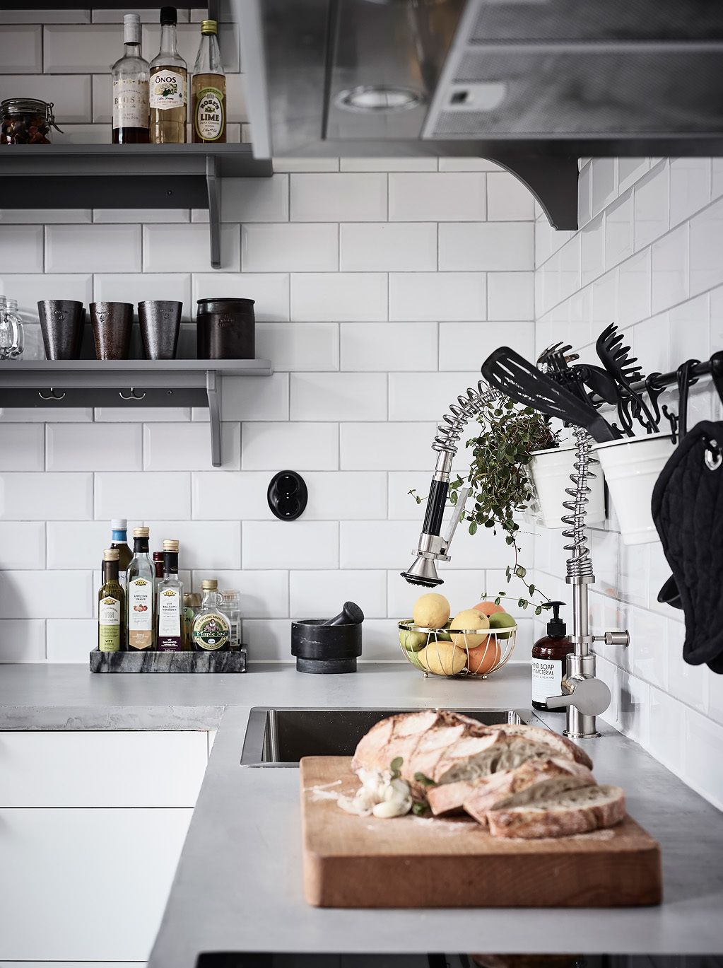 Pienen L-muotoisen keittiön viehätys pohjoismaisessa sisustuksessa 